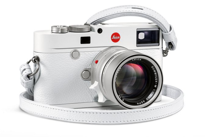 Le Leica M10-P “White” accentue le design classique d’un appareil à visée télémétrique sans chercher à attirer l’attention. En fait, cet appareil ne doit pas être perçu comme une réalisation purement esthétique mais comme un modèle ayant aussi le statut d’un outil de travail ordinaire. 

Un Summilux-M 50 f/1.4 ASPH. spécialement conçu par Leica et des accessoires spécifiques complètent le boîtier pour composer un ensemble exceptionnel, parfaitement coordonné. Le M10-P “White“ rassemble ainsi un Leica M de haut de gamme et l’un des objectifs M les plus remarquables. Cela donne une édition spéciale aussi ultra-performante que visuellement séduisante. 

L’originalité essentielle de cette édition spéciale Leica M10-P “White” repose sur sa variante de design exclusive par rapport au Leica M10-P. Contrairement au modèle de série, le classique point rouge Leica est présent en façade de l’appareil. Le capot supérieur et la semelle présentent une finition par peinture laquée blanche tandis que le gainage est en cuir blanc. Les cadres du viseur sont aussi affichés en blanc. Le Leica Summilux-M 50 f/1.4 ASPH. compris dans l’ensemble Leica M10-P “White” présente un barillet d’objectif chromé argent avec gravures sérigraphiées à l’encre blanche. Un étui d’objectif blanc et une courroie coordonnée complètent cet ensemble original. 

Le Leica M10-P “White” est limité à 350 exemplaires pour le monde entier.
